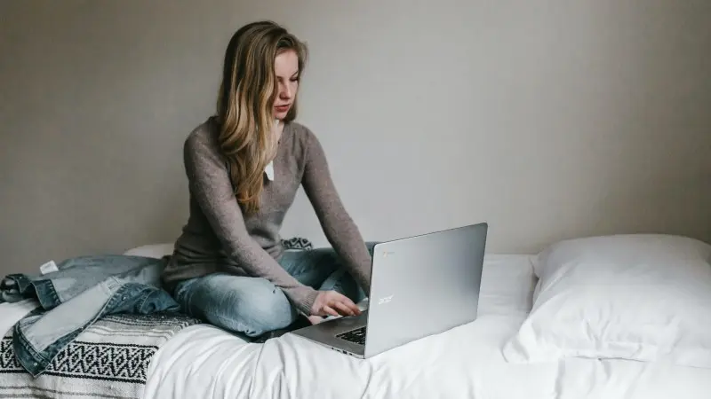 holding laptop wrong on bed
