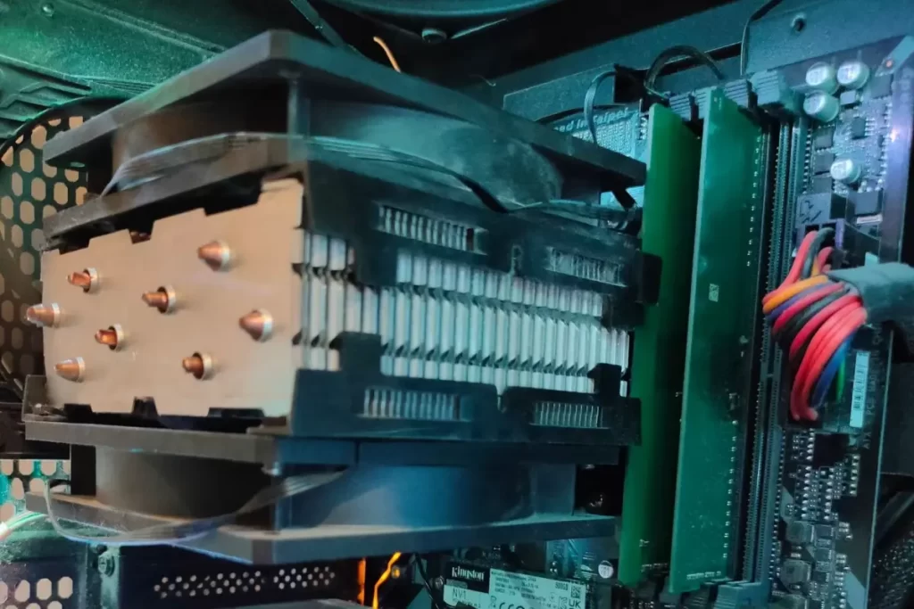 Εικόνα ενός αερόψυκτρου CPU με δύο ανεμιστήρες στο εσωτερικό ενός υπολογιστή