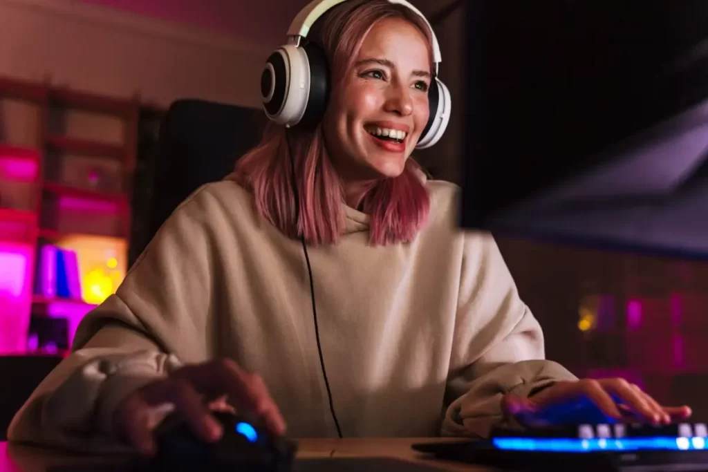 Μια γυναίκα μπροστά από έναν υπολογιστή gaming