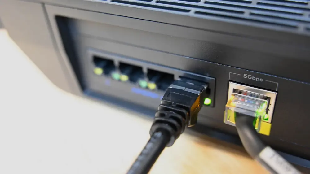 Ένα καλώδιο Ethernet συνδεδεμένο σε μια θύρα Ethernet
